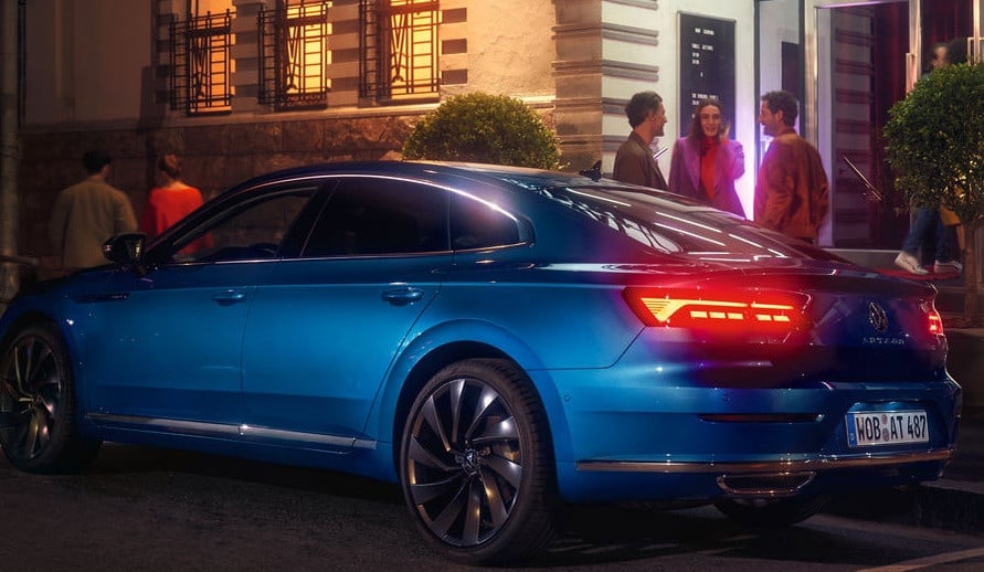 VOLKSWAGEN ARTEON zadní pohled na vůz stojící před budovou