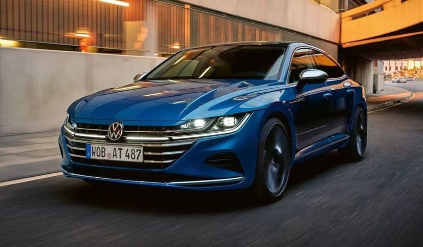 VOLKSWAGEN ARTEON přední pohled na jedoucí vůz ve městě