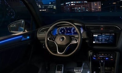 VOLKSWAGEN TIGUAN noční pohled na palubní desku s ambientním osvětlením