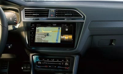 VOLKSWAGEN TIGUAN detail palubní desky a navigace