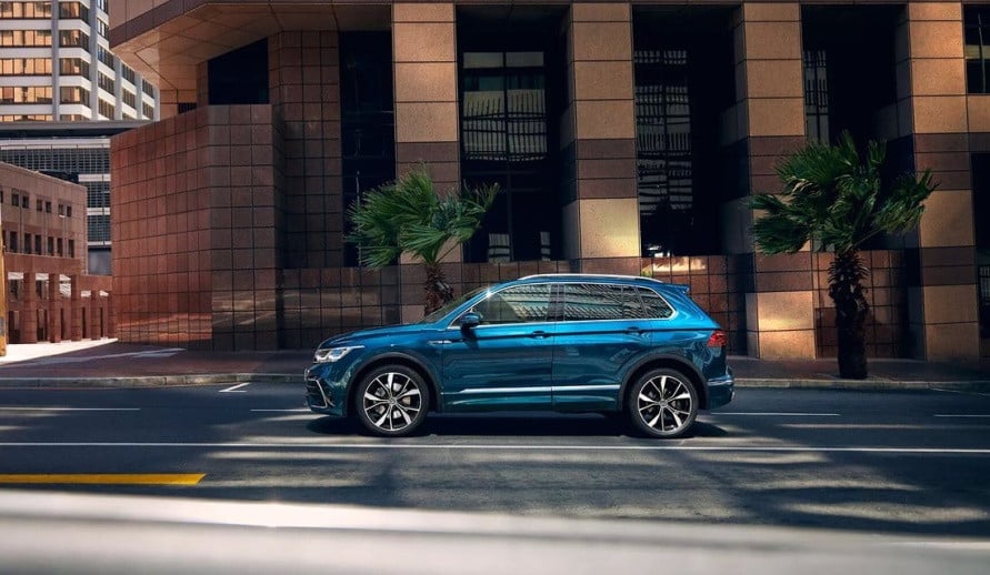 VOLKSWAGEN TIGUAN boční pohled na modrý vůz jedoucí ve městě