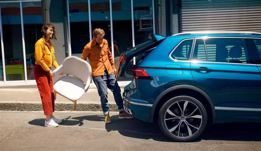 VOLKSWAGEN TIGUAN muž pomocí pohybem nohy otevírá páté výklopné dveře