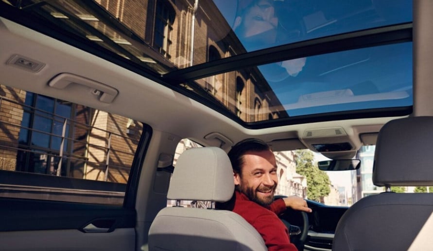 VOLKSWAGEN VARIANT pohled do interiéru na panoramatickou střechu