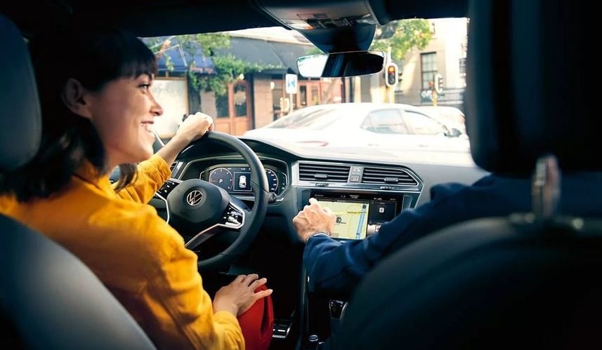 VOLKSWAGEN VARIANT interiér přední časti vozu s navigací