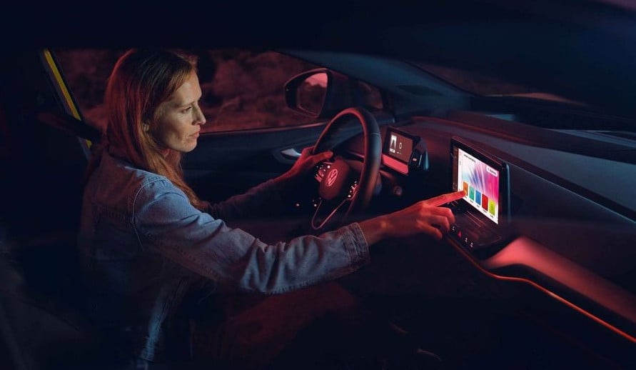 VOLKSWAGEN ID.4 žena ovládá středový infotainment
