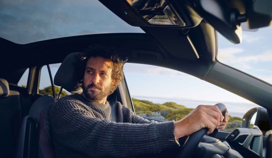 VOLKSWAGEN ID.4 muž sedící za volantem