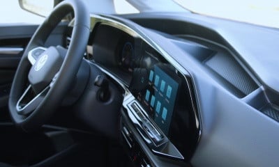 VOLKSWAGEN CADDY boční detail interiéru u řidiče, volant a infotainment