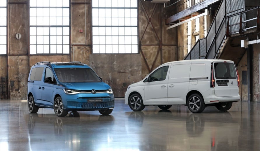VOLKSWAGEN CADDY A CARGO stojící vedle sebe v industriální hale