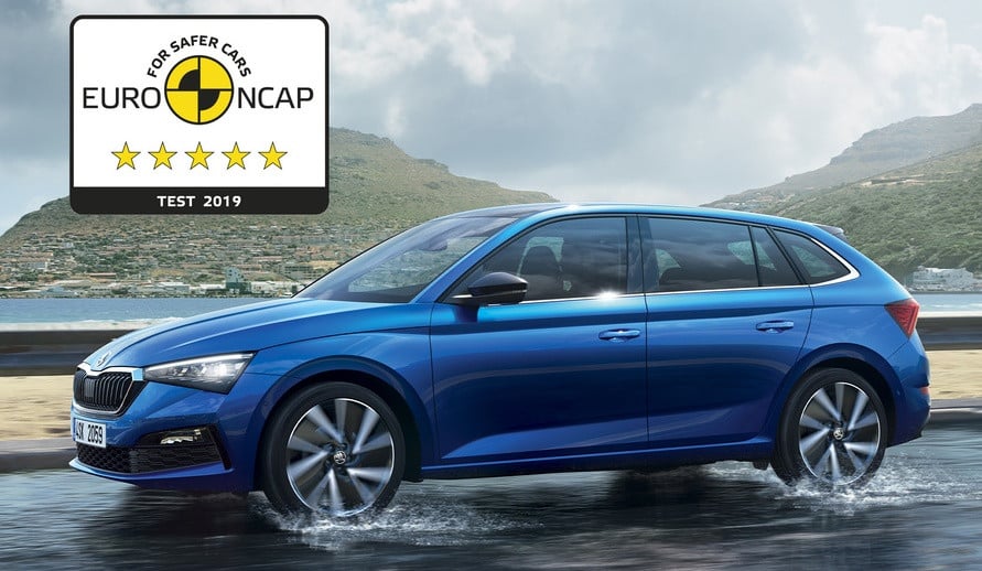 ŠKODA Scala na mokré silnici, s logem EURO NCAP označením 5 hvězd v bezpečnosti vozů