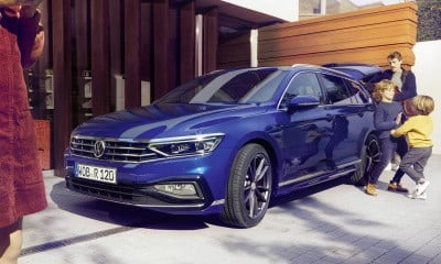 VOLKSWAGEN PASSAT VARIANT parkující u domu