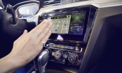 VOLKSWAGEN PASSAT VARIANT ukázkový obrázek pro znázornění funkčnosti navigace gestem ruky