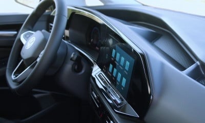 VOLKSWAGEN CADDY CARGO interiér vozu u řidiče volant a infotainment