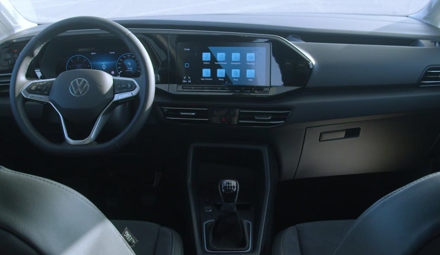 VOLKSWAGEN CADDY CARGO interiér vozu u řidiče, spolujezdce, volant a infotainment