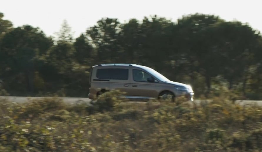 VOLKSWAGEN CADDY CARGO boční pohled na vůz v pohybu na silnici