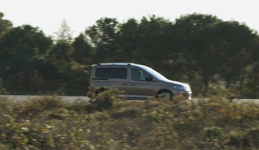 VOLKSWAGEN CADDY CARGO boční pohled na vůz v pohybu na silnici