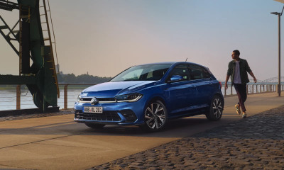 VOLKSWAGEN POLO zaparkované u kamenné zdi