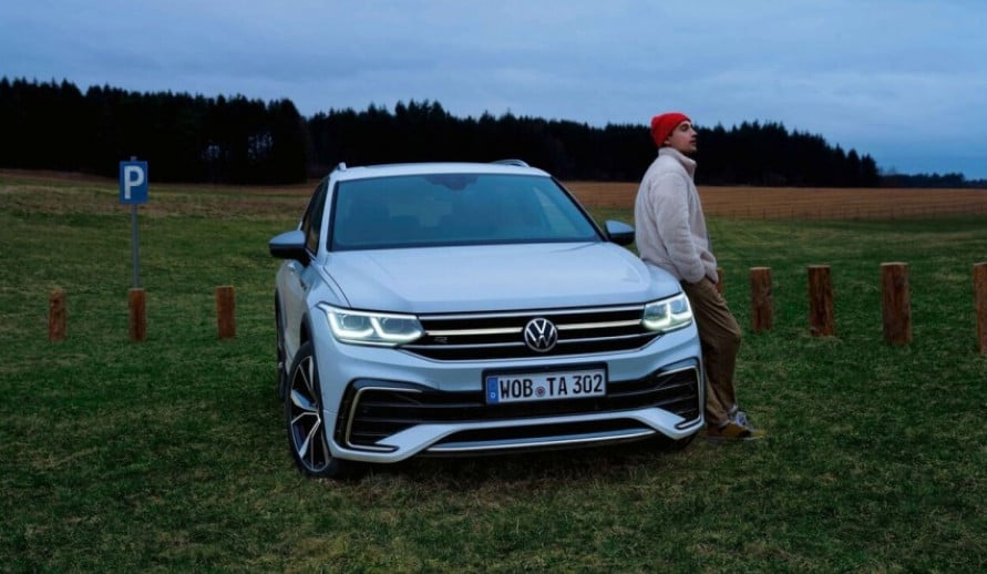 VOLKSWAGEN TIGUAN ALLSPACE přední pohled na bílý vůz stojící na louce