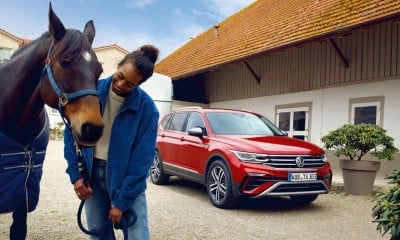 VOLKWAGEN TIGUAN ALLSPACE přední pohled na červený vůz, vedle stojí kůň