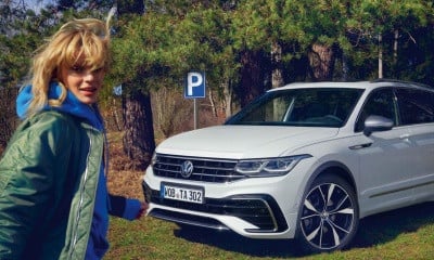 VOLKSWAGEN TIGUAN ALLSPACE přední pohled na zaparkovaný vůz pod stromem