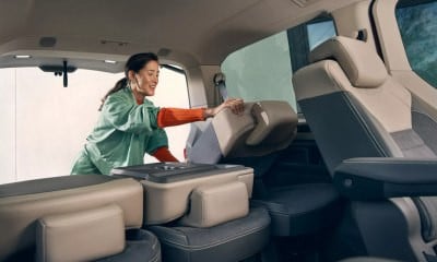 NOVÝ VOLKSWAGEN MULTIVAN vnitřní pohled na sklopené zadní sedadla 