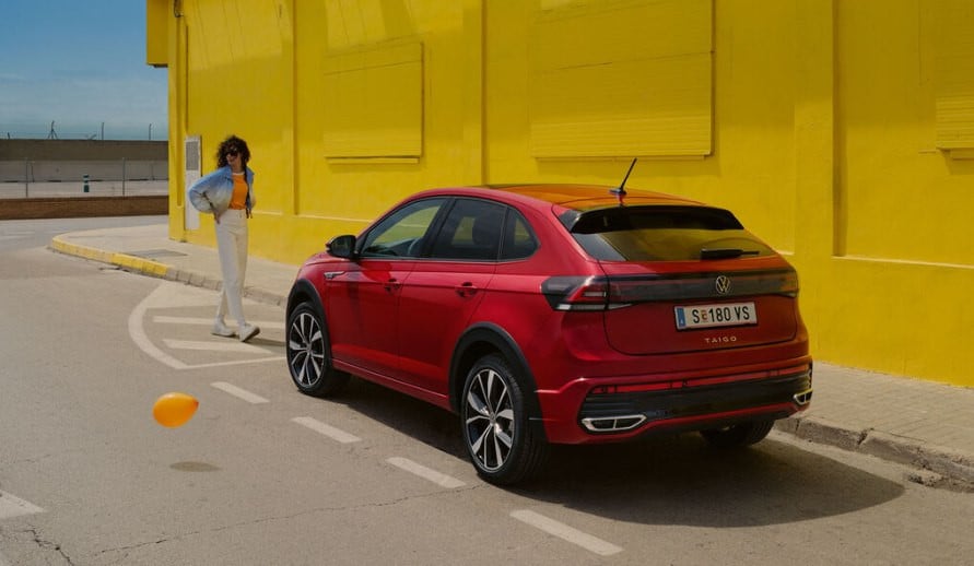 VOLKSWAGEN TAIGO červené barvy zaparkované u chodníku