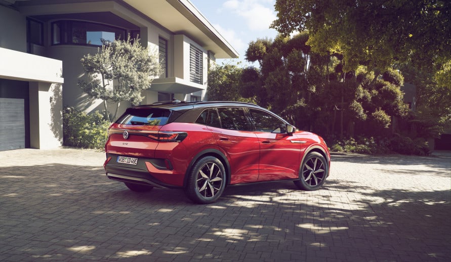 VOLKSWAGEN ID.4 GTX zadní pohled na vůz stojící u domu