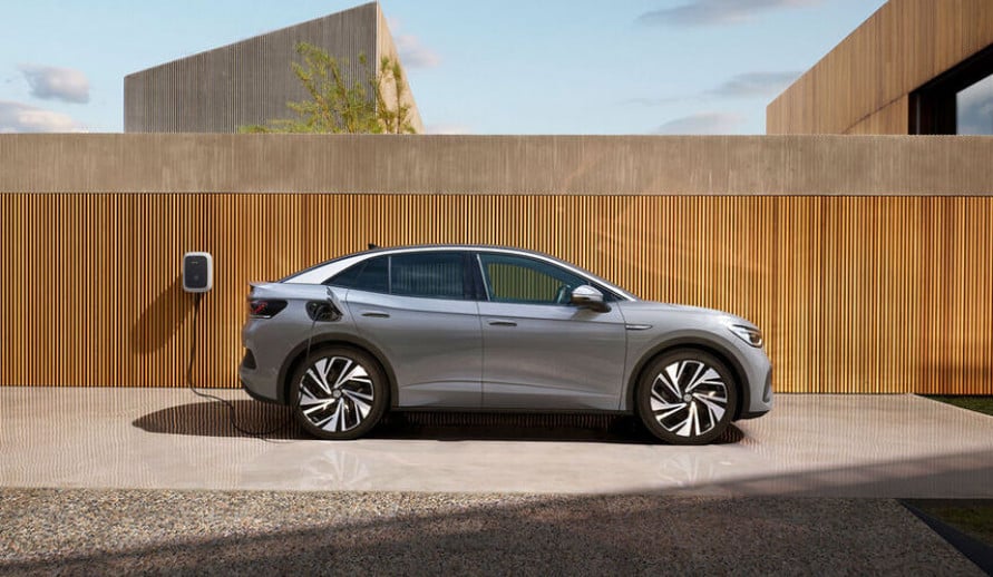 VOLKSWAGEN ID.5 vůz stojící před domem a nabíjí se