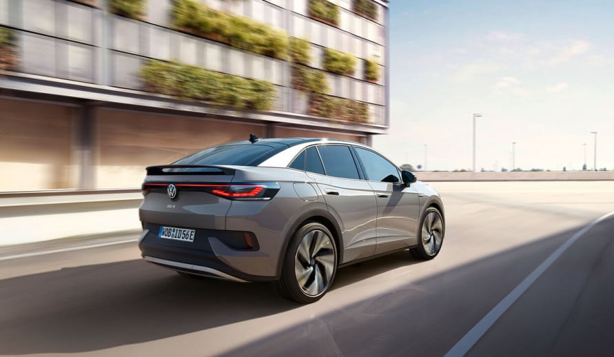 VOLKSWAGEN ID.5 zadní pohled na jedoucí vůz