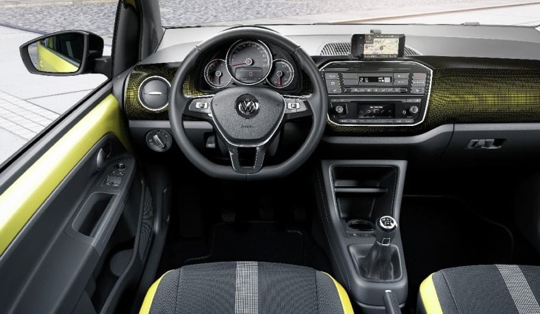 VOLKSWAGEN UP! palubní deska s volantem a přední sedačky