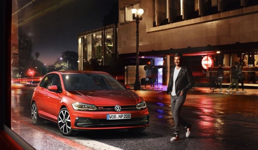 VOLKSWAGEN POLO GTI stojící v noci na ulici