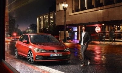 VOLKSWAGEN POLO GTI stojící v noci na ulici