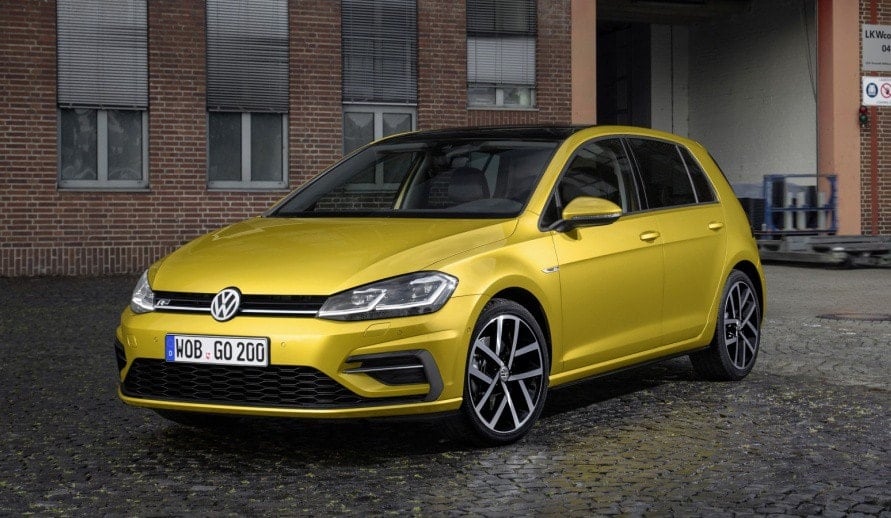 VOLKSWAGEN GOLF přední pohled na žlutý vůz stojící před budovou