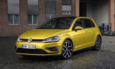 VOLKSWAGEN GOLF přední pohled na žlutý vůz stojící před budovou