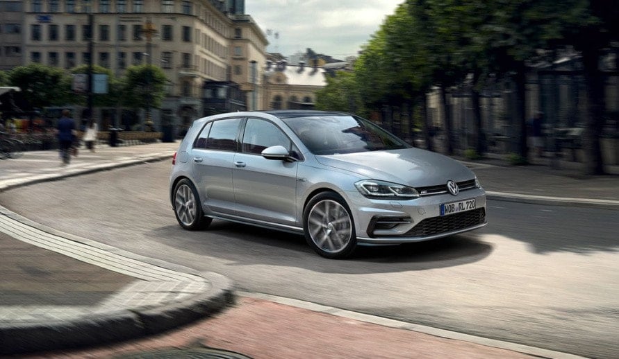 VOLKSWAGEN GOLF boční pohled na projíždějící vůz městem