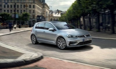 VOLKSWAGEN GOLF boční pohled na projíždějící vůz městem