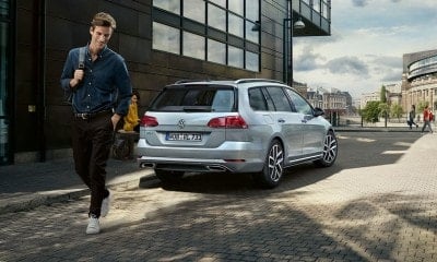 VOLKSWAGEN GOLF VARIANT zadní pohled na vůz stojící na ulici