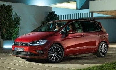 VOLKSWAGEN GOLF SPORTSVAN boční pohled na vůz stojící před domem