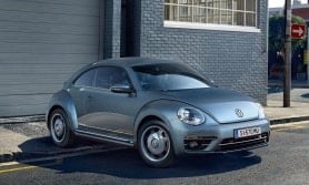 VOLKSWAGEN BEETLE přední pohled na vůz stojící u domu