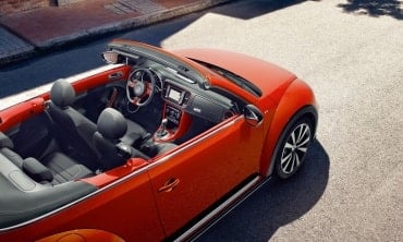 VOLKSWAGEN BEETLE CABRIO horní pohled do vozu se staženou střechou