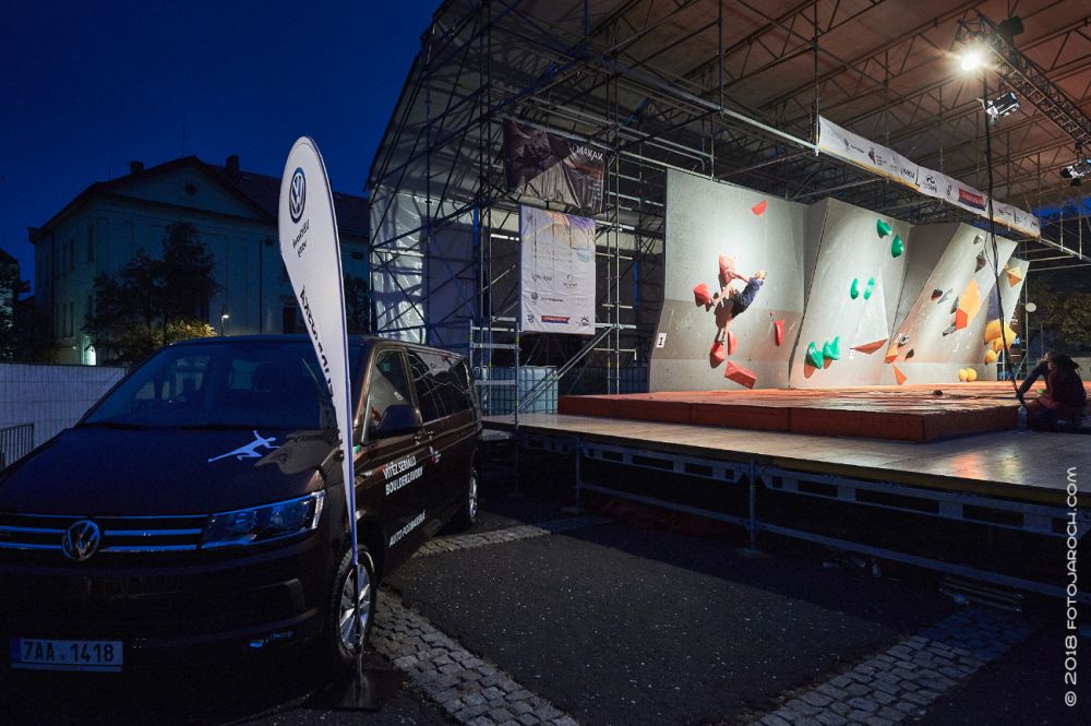 Závěrečné finále boulderzávodu a vystavený vůz Volkswagen Auto Podbabská