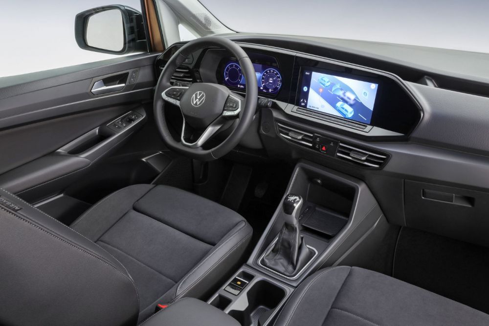 interiér vozu Volkswagen Caddy 5 - volant a infotainment