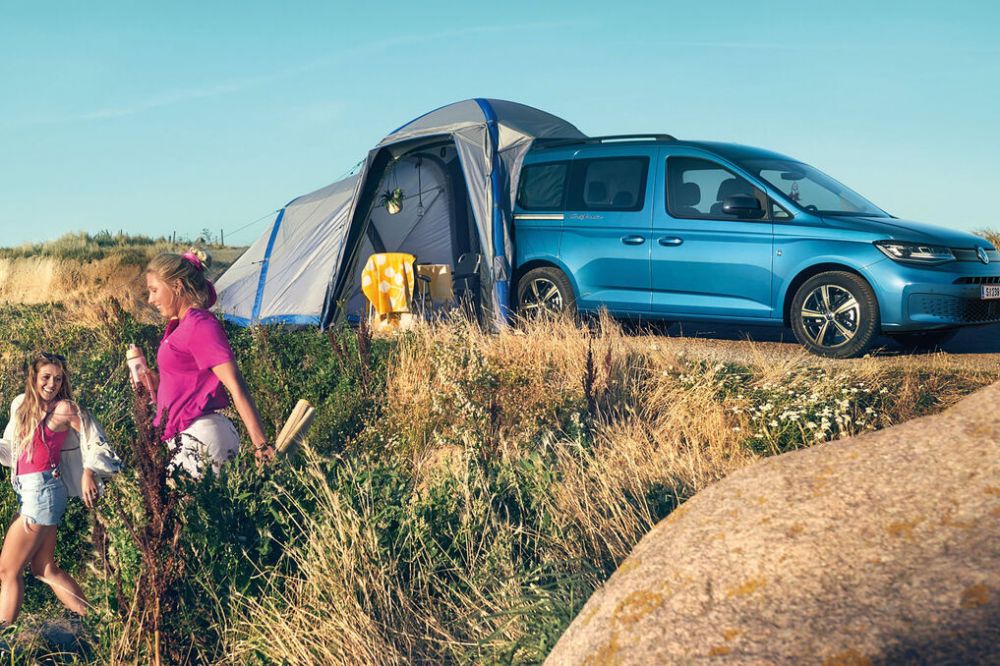 Volkswagen Caddy California na louce přídavným stanem