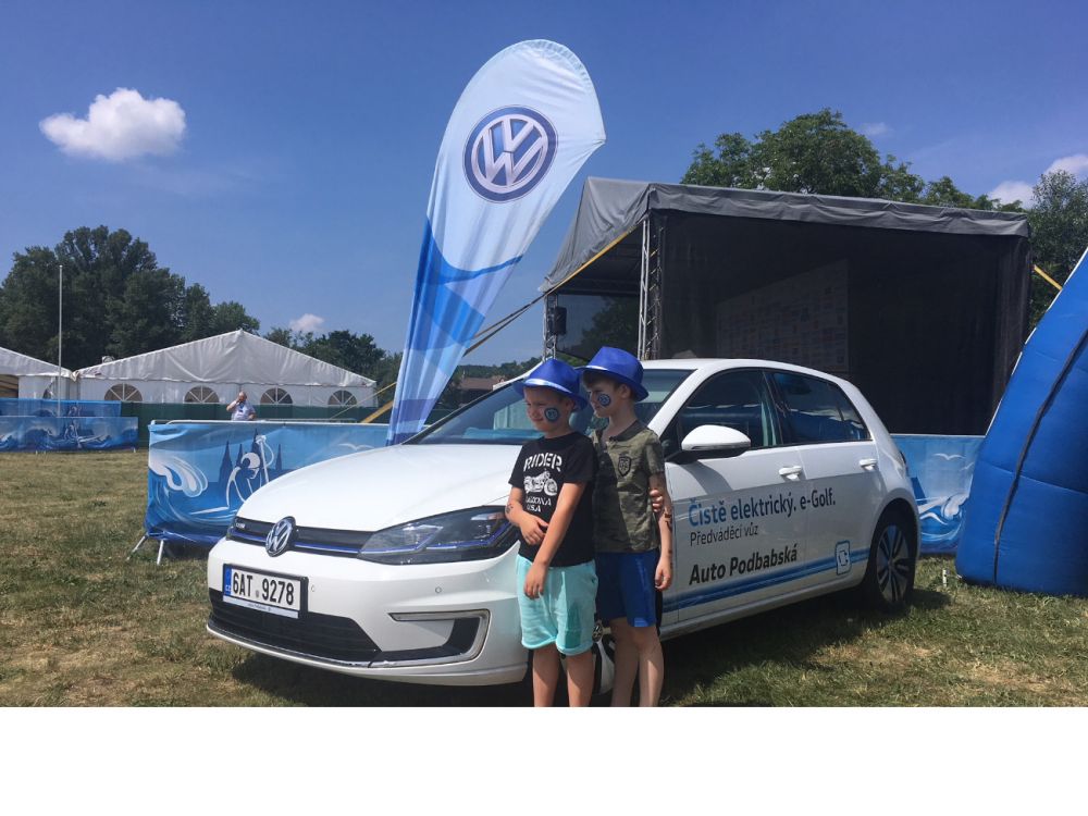 Děti u vystaveného vozu Volkswagen e-Golf