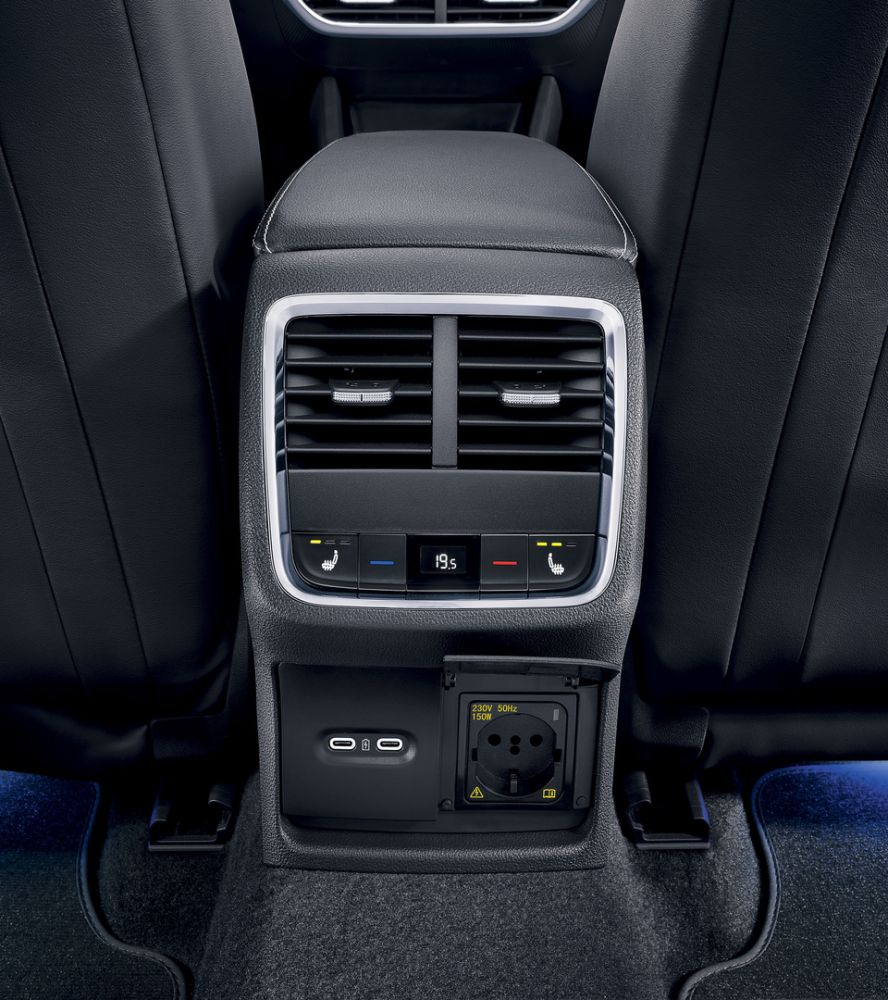 výdechy klimatizace v zadní části vozu s ovládáním, vstupy pro USB-C a 230V zásuvka