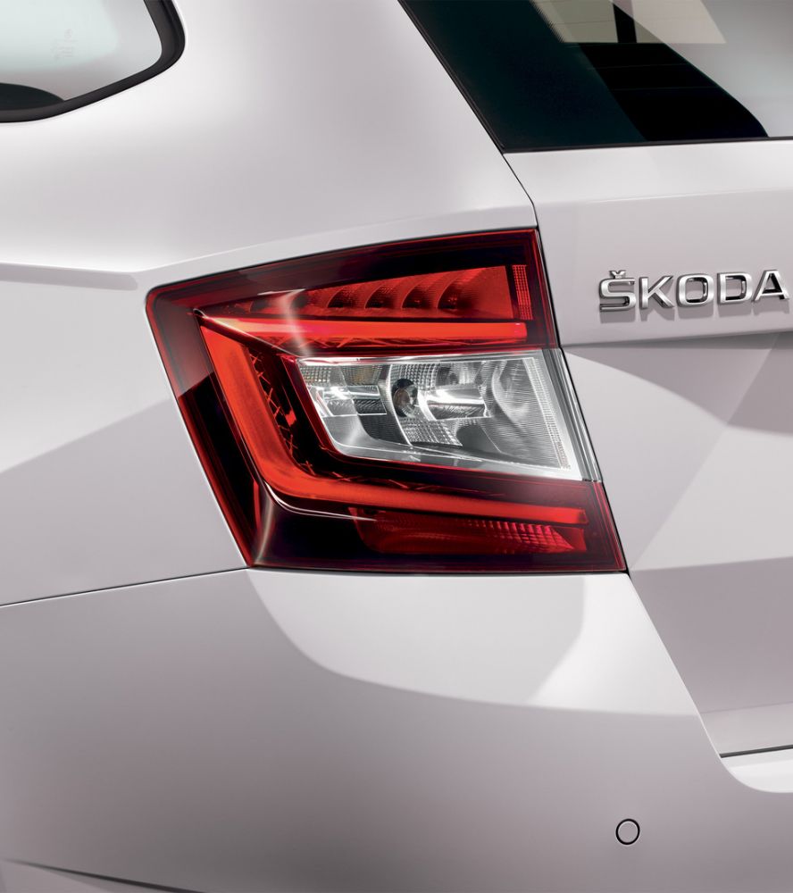 Škoda Fabia combi v bílé barvě zadní světlomet