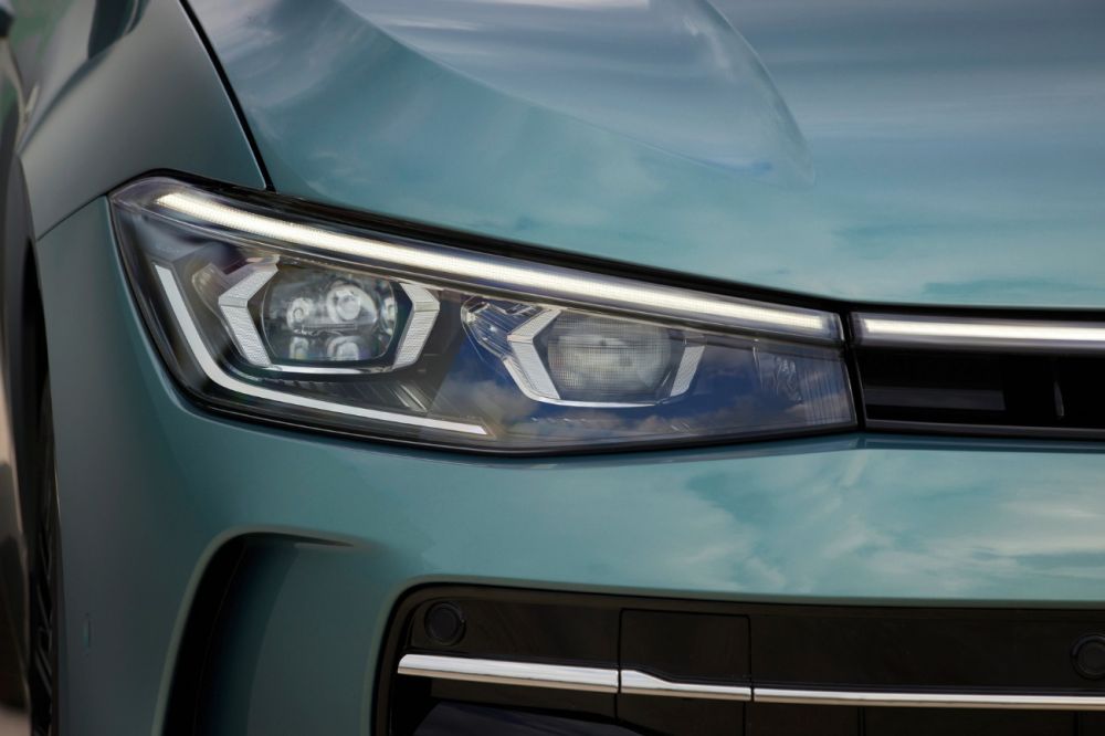 Volkswagen Passat přední světlomety, detail