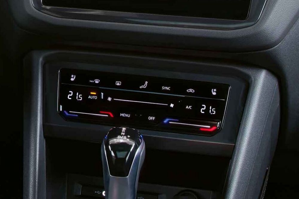 Detail klimatizace ve voze Volkswagen Tiguan Allspace