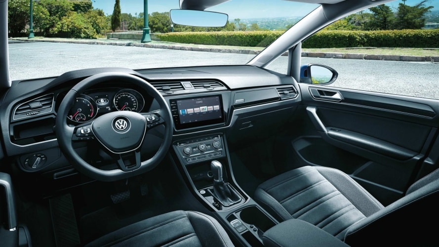 Volkswagen Touran přední sedačky, multifunkční volant a palubní deska