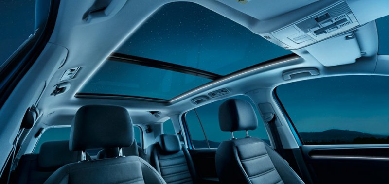 Volkswagen Touran vnitřní pohled na panoramatické střešní okno