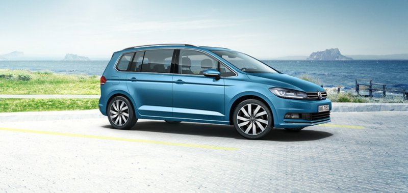 Volkswagen Touran boční pohled na vůz v modré barvě stojící u moře